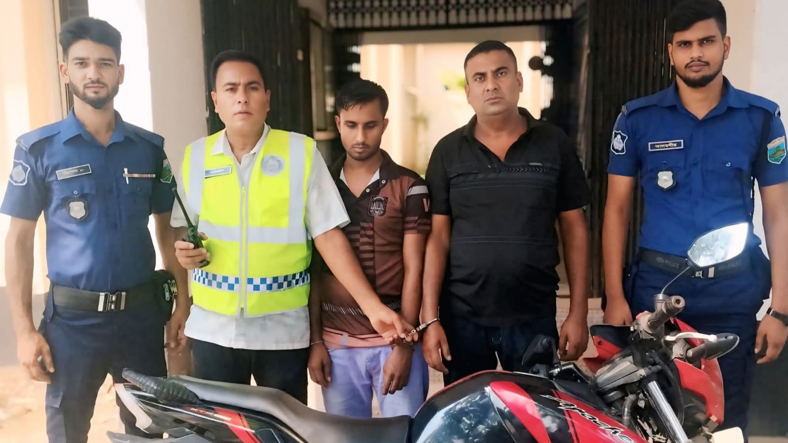 চোরাই মোটরসাইকেলসহ দুইজন গ্রেপ্তার